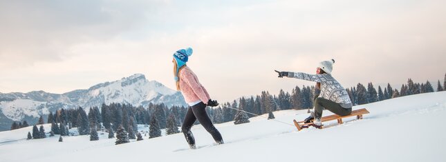 Ragazze con la slitta - photo APT Alpe Cimbra | © Ragazze con la slitta - photo APT Alpe Cimbra