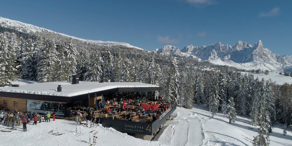 The Chalet 44 Dolomites Lounge: a view of the Lagorai and the Pale di San Martino