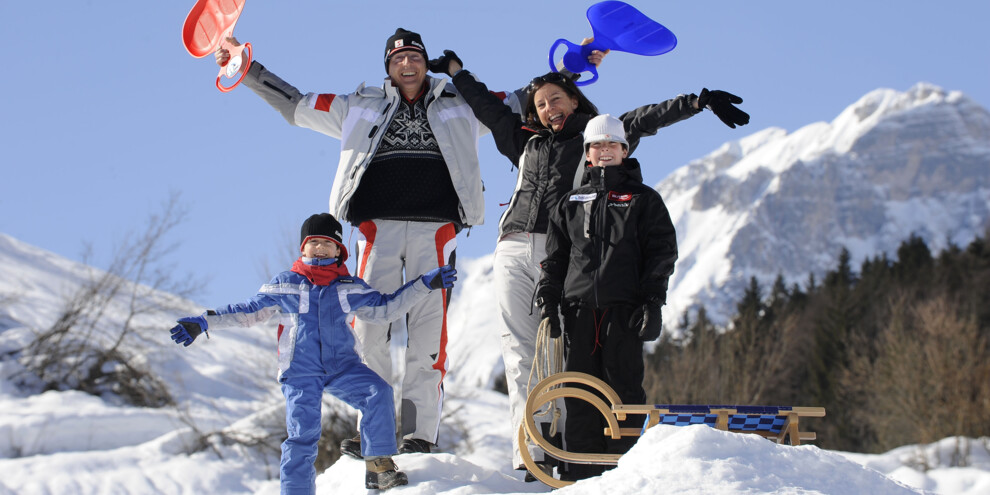 Paganella - inverno - famiglia sulla slitta