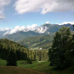 Hiking among the alpine huts of South Tyrol in the Maddalene Group | © APT Val di Non 