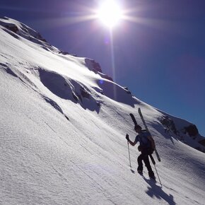 With skis on your shoulder in the steep section near Bragarolo saddle | © VisitTrentino