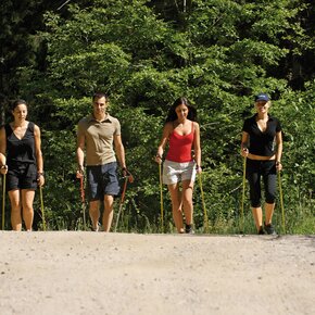 Persone che passeggiano su sentiero Madonna di Colle | © APT Valsugana e Lagorai