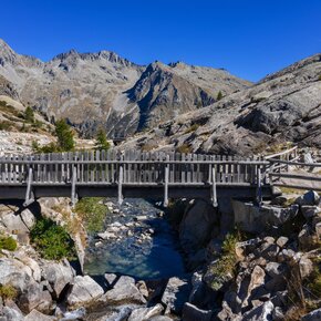 Bridge on the path towards the Cornisello lakes | © APT Madonna di Campiglio, Pinzolo, Val Rendena