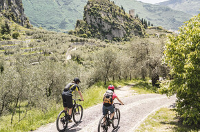 Road to Laghel with the castle in the background | © Garda Trentino 