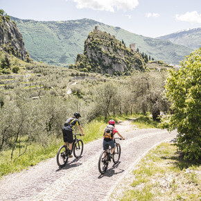 Road to Laghel with the castle in the background | © Garda Trentino 