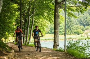 Lungo le sponde del lago | © Azienda per il Turismo Alpe Cimbra