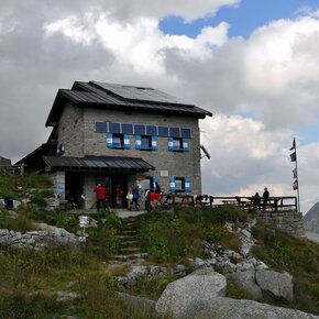 Trekking to Carè Alto Refuge – Dante Ongari | © Madonna di Campiglio Azienda per il Turismo 