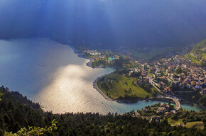 A view of Molveno | © APT Dolomiti di Brenta e Paganella