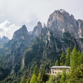 The Refugio Treviso is beautifully situated in a fascinating mountain world. | © alpenvereinaktiv.com