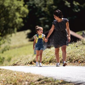 Passeggiata tra i prati di Legos | © Garda Trentino