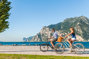 Der Radweg am See in Torbole | © Garda Trentino