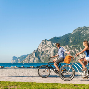 Der Radweg am See in Torbole | © Garda Trentino