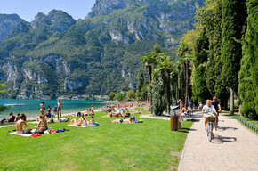 The cycle path along the lake promenade | © Garda Trentino