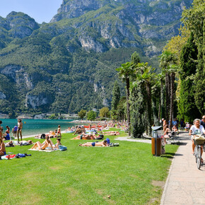 The cycle path along the lake promenade | © Garda Trentino