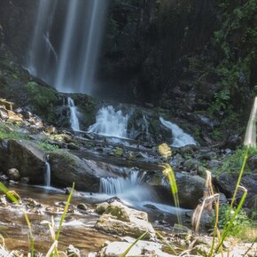 Wolf Waterfall and Segonzano Pyramids along the Val Regnana | © Azienda per il Turismo Altopiano di Piné e Valle di Cembra