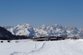 il Centro Fondo con le Dolomiti di Brenta sullo sfondo | © APT Trento 