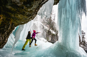 Vallesinella di Mezzo frozen waterfalls | © Madonna di Campiglio Azienda per il Turismo 