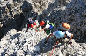 Alpinisti su un passaggio aereo lungo le Bocchette Alte | © APT Madonna di Campiglio, Pinzolo, Val Rendena