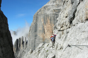 Via ferrata Livio Brentari. Sullo sfondo Denti d'Ambiez. | © APT Madonna di Campiglio, Pinzolo, Val Rendena