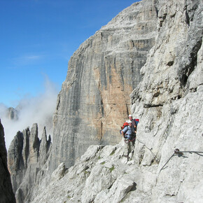 Via ferrata Livio Brentari. Sullo sfondo Denti d'Ambiez. | © APT Madonna di Campiglio, Pinzolo, Val Rendena