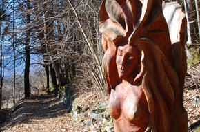 Via da le Vide, scultura in legno tra i boschi sopra Borzago | © APT Madonna di Campiglio, Pinzolo, Val Rendena