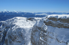 Classic snowshoeing to the majestic Mount Roen | © APT Val di Non 