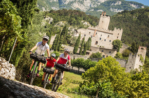 Pedalando all'ombra del Castello di Avio | © APT Rovereto Vallagarina Monte Baldo