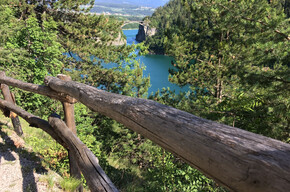 Hike to the Hermitage of San Gallo on Lake Santa Giustina | © APT Val di Non 