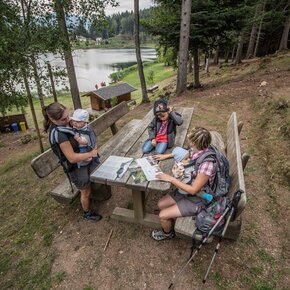 Family at Lake Santo Cembra | © Consorzio Turistico Rotaliana Königsberg
