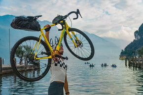 Radfahrer in Riva del Garda, letzte Etappe des DoGa | © Madonna di Campiglio Azienda per il Turismo 