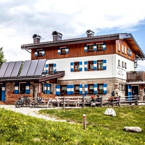 Peller Refuge, along the Dolomiti di Brenta Trek | © APT Madonna di Campiglio, Pinzolo, Val Rendena
