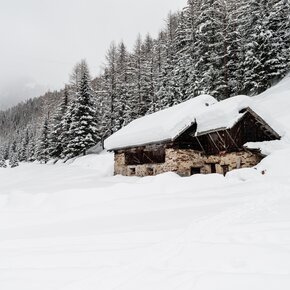 Farmhouses in Val di Peio under the snow | © APT Valli di Sole, Peio e Rabbi