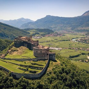 Giro di Besenello, tra Castel Beseno e le cascate Zambel | © APT Rovereto Vallagarina Monte Baldo