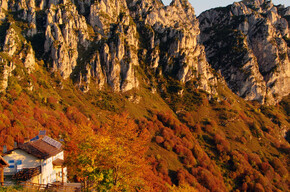 Rifugio Pernici with the ridge of Pichea in the background | © Garda Trentino 