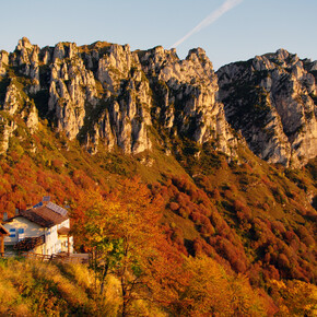 Rifugio Pernici with the ridge of Pichea in the background | © Garda Trentino 