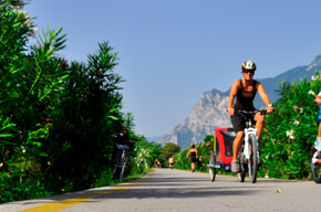 Riding with kids on the cycle path along river Sarca | © Garda Trentino