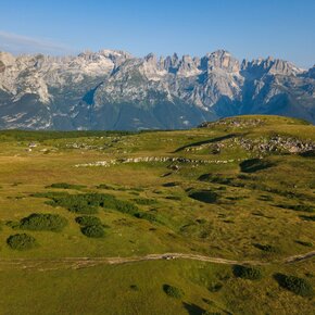 The meadows in the Bait del Germano area and the Brenta Dolomites | © APT Dolomiti di Brenta e Paganella