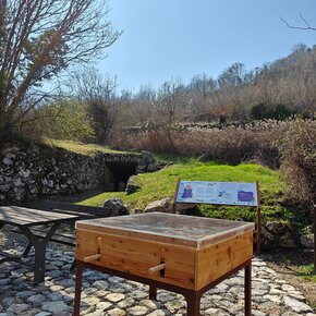 Tappa 1 relativa alla Fonte Romana nel sentiero archeologico naturalistico con installazione didattica per bambini | © Sentieri di Famiglia
