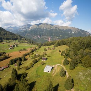 L'altipiano di Boniprati, sullo sfondo il Dosso dei Morti e la Valle di Daone | © Madonna di Campiglio Azienda per il Turismo 