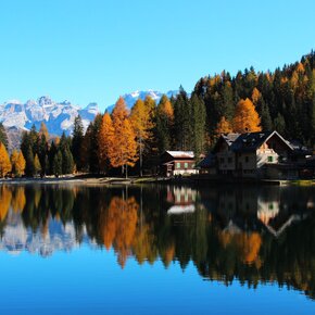 Nambino Lake hut in autumn | © Madonna di Campiglio Azienda per il Turismo 