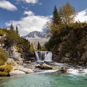 The waterfall of Malga Breguzzo, icon of the Val di Fumo | © Madonna di Campiglio Azienda per il Turismo 