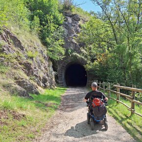 All'ingresso della galleria della Vecchia Ferrovia | © APT Fiemme Cembra