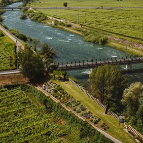 Il ponte della ferrovia FTM e le aree picnic | © Consorzio Turistico Rotaliana Königsberg