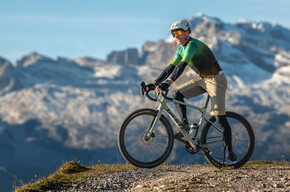Peller Gravel with Dolomiti Brenta background | © APT Val di Non 