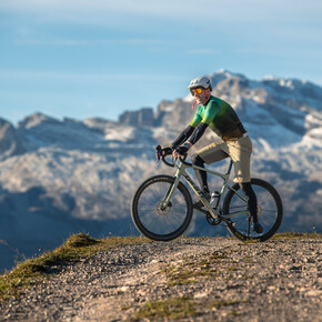 Peller Gravel with Dolomiti Brenta background | © APT Val di Non 