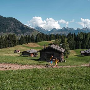 Le baite di Vardabe e il Lagorai sullo sfondo | © APT Fiemme Cembra
