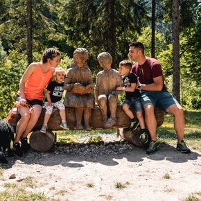 Le sculture di legno dedicate alla Fata Gavardina | © Garda Trentino 