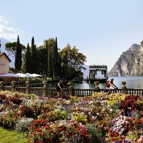 První slunce na jezeře