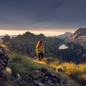 Val di Fassa - Viel dal Pan - Trekking sul sentiro verso il rifugio all'alba - Sullo sfondo la Marmolada e il Passo Fedaia | © Tom Klocker