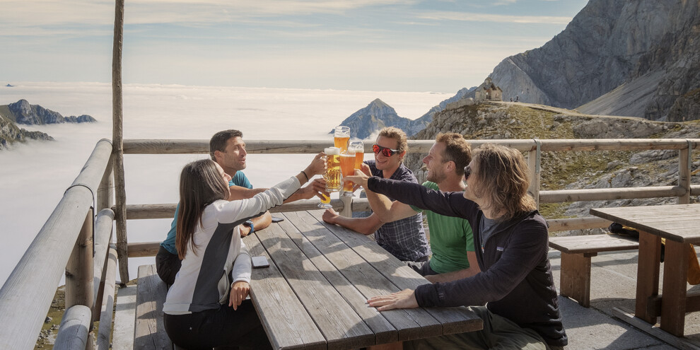 Rifugio Val D'ambiez, Silvio Agostini - Dolomiti di Brenta - La Via delle Normali - Relax sulla terrazza del rifugio | © Daniele Lira